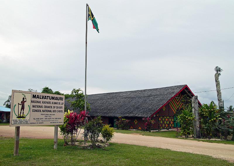 Vanuatu-27-Seib-2011.jpg - The Nakamal, or meeting house, of Vanuatu´s National Council of Chiefs in Port Vila next to the Cultural Centre, built in 1989 (Photo by Roland Seib)