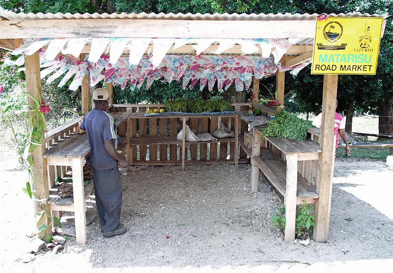 Vanuatu-38-Seib-2011.jpg - Road market (Photo by Roland Seib)