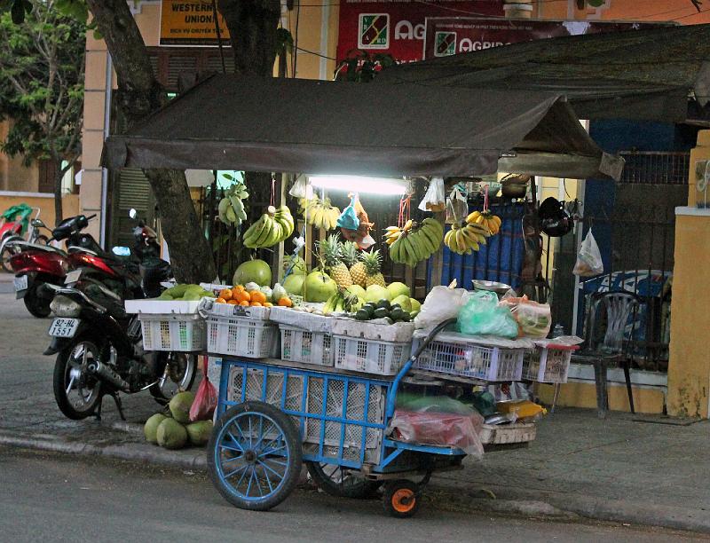 Vietnam-03-Unterkoefler-2013.jpg - Fruit cart in Hoi An (Photo by Alexander Unterköfler)