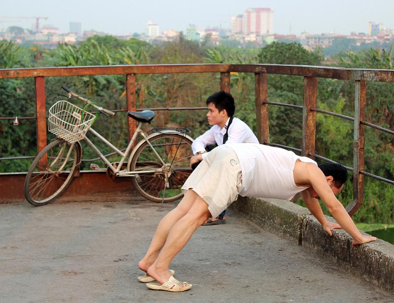 Vietnam-07-Unterkoefler-2013.jpg - Workout on Long-Bien bridge (Photo by Alexander Unterköfler)