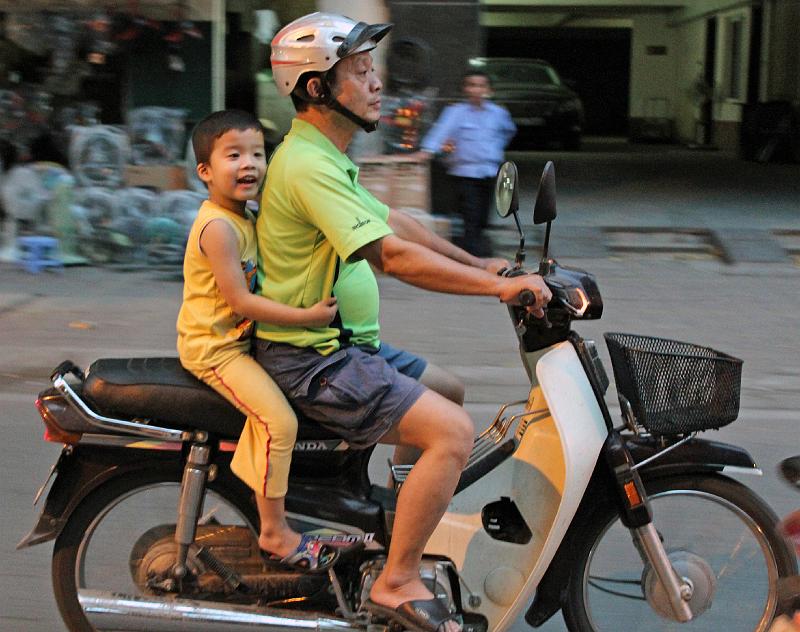 Vietnam-10-Unterkoefler-2013.jpg - On the street in Hanoi (Photo by Alexander Unterköfler)