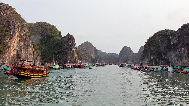 Vietnam-18-Unterkoefler-2013.jpg - Swimming village next to Cat Ba Island (Photo by Alexander Unterköfler)