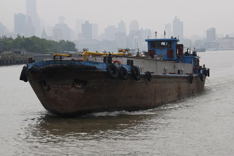 China-07-Unterkoefler-2012.JPG - Cargo ship on the Huangpu river, Shanghai (Photo by Dieter Unterköfler)