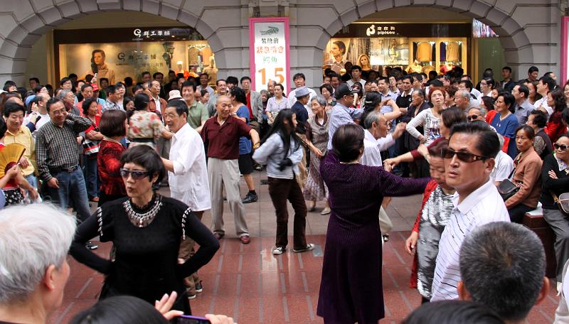 China-09-Unterkoefler-2012.jpg - Public dancing, City of Shanghai (Photo by Dieter Unterköfler)