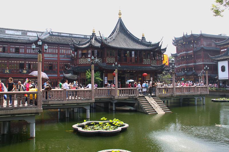 China-13-Unterkoefler-2012.JPG - Hu Xin Ting Teahouse at Yuyuan Garden (Photo by Dieter Unterköfler)