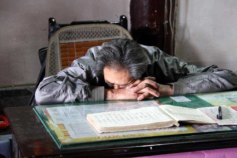 China-19-Unterkoefler-2012.JPG - Sleeping controller at a temple, Suzhou (Photo by Dieter Unterköfler)