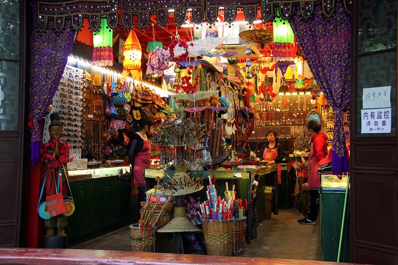 China-24-Unterkoefler-2012.JPG - Souvenir shop in Hangzhou (Photo by Dieter Unterköfler)