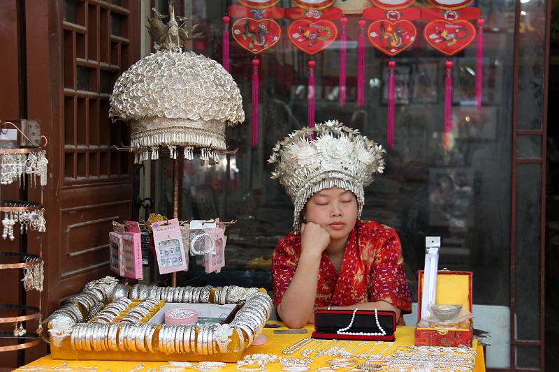 China-39-Unterkoefler-2012.JPG - Souvenir shop in the Muslim Quarter, Xi'an (Photo by Dieter Unterköfler)