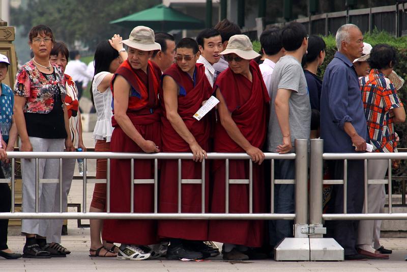 China-59-Unterkoefler-2012.JPG - People on Tiananmen Square, Beijing (Photo by Dieter Unterköfler)